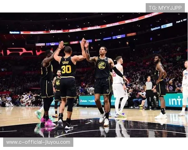 勇士大胜太阳,库里在比赛中扮演关键角色,勇士库里经典比赛 勇士大胜太阳,库里在比赛中扮演关键角色,勇士库里经典比赛